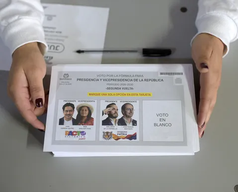 Colômbia escolhe entre candidato pró-Trump e herdeiro da esquerda