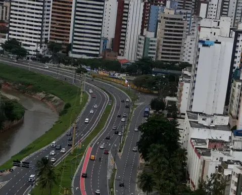 Corpo de homem é localizado boiando em córrego na Avenida Magalhães Neto