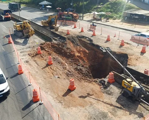 Cratera na BR-324 mantém trânsito congestionado neste sábado; veja vídeo - Imagem