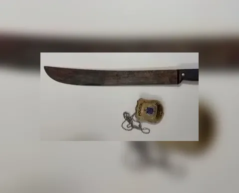Crianças são feridas a golpes de facão ao tentar proteger a mãe de ataque do padrasto