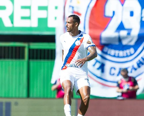 David Duarte passa mal e vomita em campo durante Chapecoense x Bahia