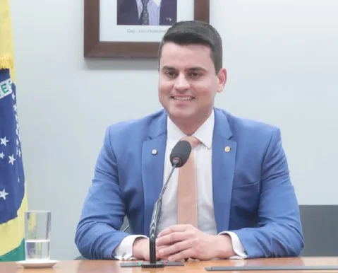 Deputado envia emenda para contratação de cantor que ele é empresário - Imagem