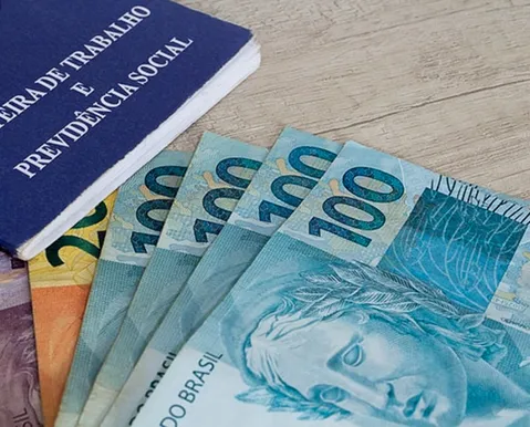 Desemprego cai no Brasil e bate recorde histórico