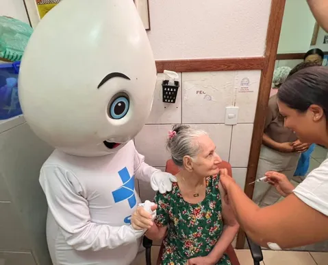 Dia D: Salvador aplica mais de 2 mil doses de vacinas neste sábado - Imagem