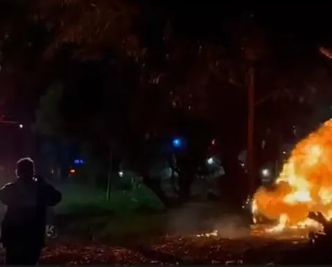 Duas pessoas morrem após Porsche bater em árvore e pegar fogo