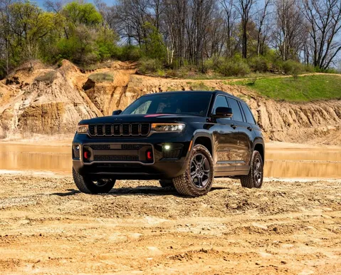 Ele voltou: Jeep Grand Cherokee Trailhawk 2027 estreia com 329 cv - Imagem