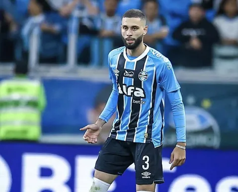 Em negociação com o Vitória, Wagner Leonardo volta a jogar pelo Grêmio