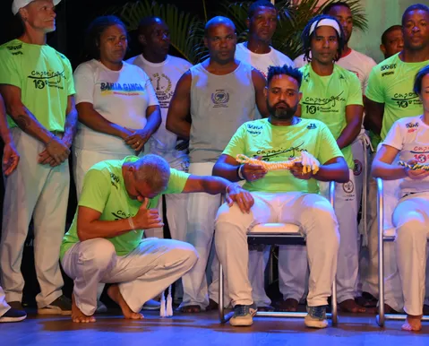 Escola de capoeira contemporânea leva tradição da Bahia para o mundo