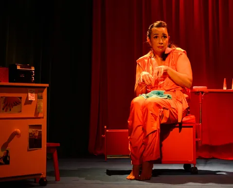 Espetáculo leva histórias de manicure ao palco em Salvador - Imagem