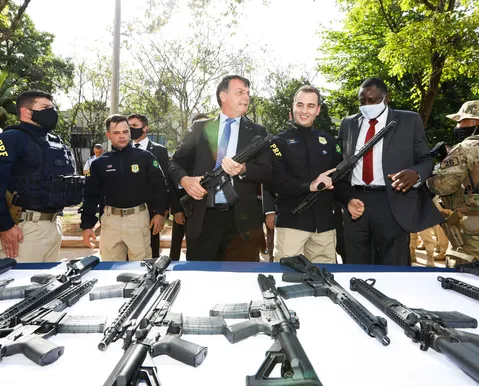 Espingarda registrada no nome de Bolsonaro é apreendida pela PF