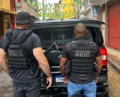 Esposa de líder de facção é presa por sequestro e extorsão em Salvador