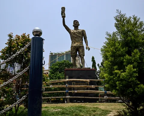 Estátua gigante de Messi preocupa autoridades e será removida