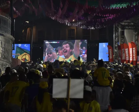 Estreia da Seleção Brasileira leva multidão para o Pelourinho - Imagem