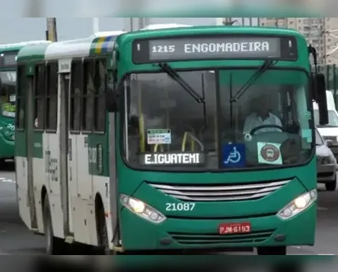 Festa paredão provoca suspensão de ônibus na Engomadeira; entenda