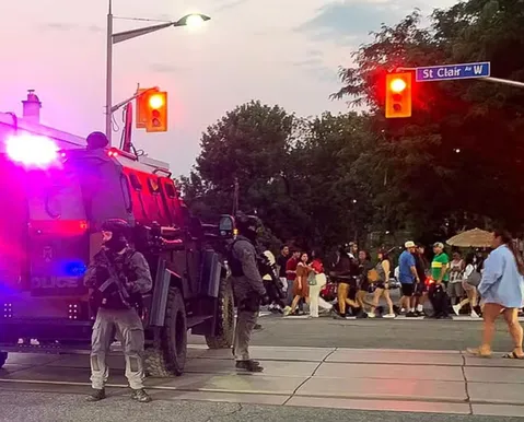 Festival de rua termina em morte após ataque a tiros