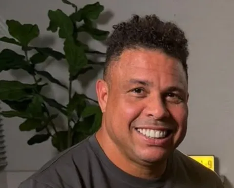 Filhos de Ronaldo Fenômeno posam todos juntos em foto rara com o pai