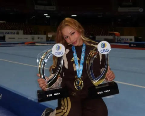 Flávia Saraiva ganha medalha de ouro com nova série solo