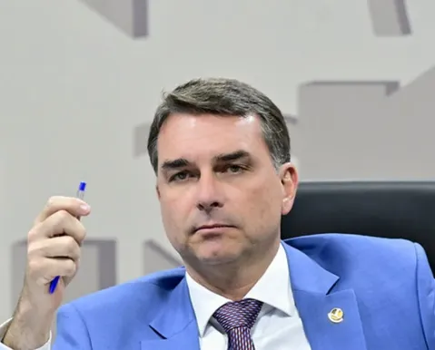 Flávio Bolsonaro diz que tarifaço dos EUA daria 'vitória política' a Lula - Imagem