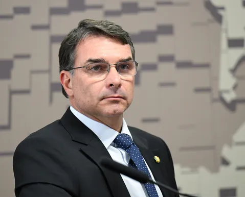 Flávio Bolsonaro endurece ataques a Lula e Moraes em live - Imagem