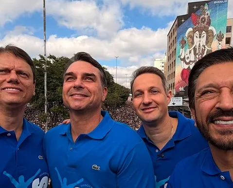Flávio Bolsonaro participa da Marcha para Jesus e promete oração pelo Brasil - Imagem