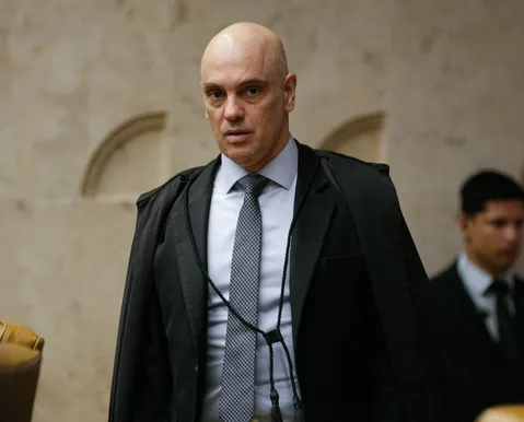 Flávio Bolsonaro quer que Moraes se torne suspeito pelo caso Master