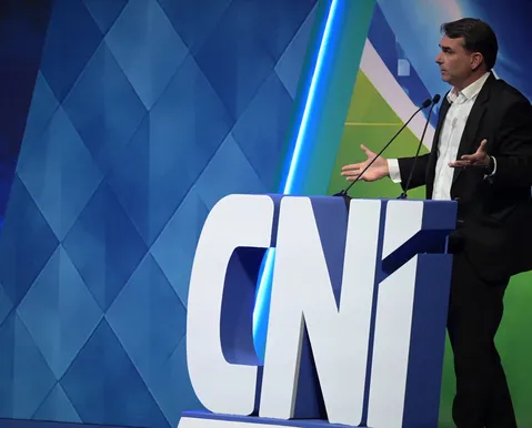 Flávio Bolsonaro volta a detonar STF e projeta aumento da direita no Congresso