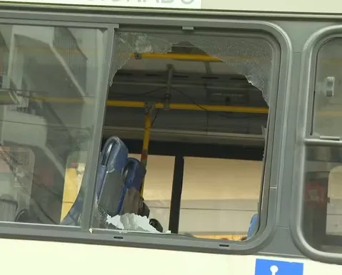 Fonoaudióloga é baleada no pescoço dentro de ônibus durante confronto armado