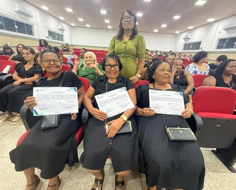 Formatura celebra alfabetização de idosos em Alagoinhas