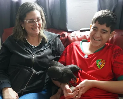 Galinha se torna melhor amiga de jovem autista após indicação médica