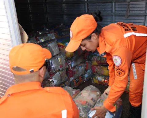 Governo da Bahia presta assistência a moradores atingidos por desastre ambiental em Salvador