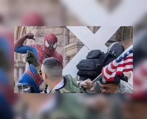 Homem-Aranha bate em apoiador de Trump que exibia mensagem racista