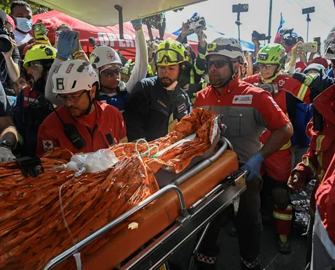 Homem é resgatado de escombros na Venezuela oito dias após terremotos - Imagem