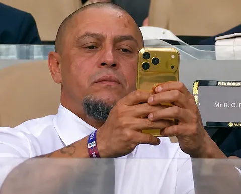 Ídolo da Seleção, Roberto Carlos exibe celular mais caro que carro