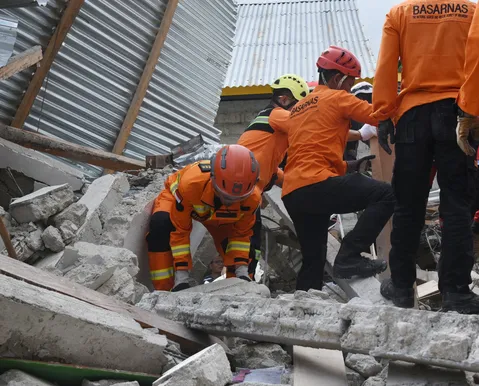 Idosa é encontrada viva três dias após terremoto na Indonésia