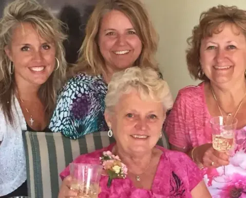 Idosa muda lei de álcool em asilos para beber vinho
