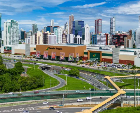 Idosa processa shopping de Salvador após sequestro em estacionamento