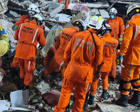 Idoso fica preso sob escombros após desabamento de laje em Salvador - Imagem
