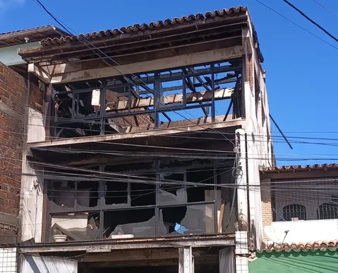 Incêndio de grandes proporções destrói prédio comercial em Salvador - Imagem