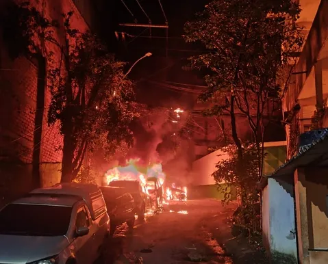 Incêndio em poste deixa carros destruídos e bairro sem energia em Salvador
