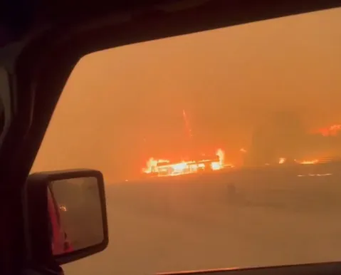 Incêndio florestal causa evacuação de 20 mil pessoas em comunidade
