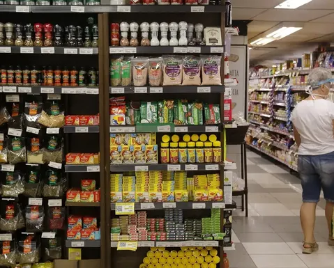 Indústria de alimentos lidera empregos no setor industrial, diz IBGE