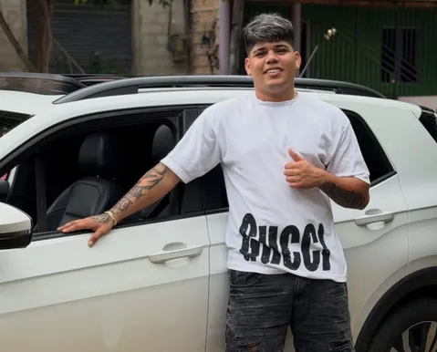 Influenciador é morto a tiros no próprio carro