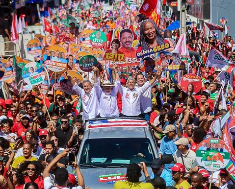 Jerônimo reúne 20 mil em caminhada com aliados em Feira de Santana - Imagem