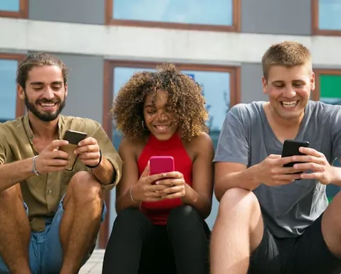 Jovens trocam sexo por celular e aumentam queda da fertilidade, dizem estudos