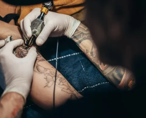 Justiça condena homem que usou mola de isqueiro em tatuagem de jovens
