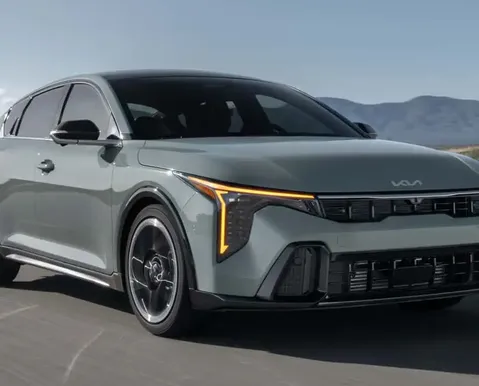 Kia lança K4 no Brasil com câmbio de 8 marchas e motor turbo