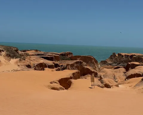 Labirinto de falésias e águas doces: Conheça o circuito Três Praias no Ceará