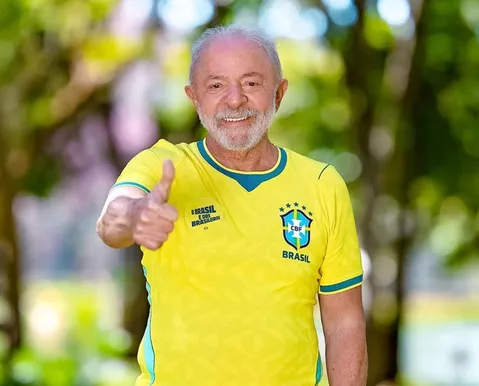 Lula desafia bolsonarismo e adota camisa amarela da Seleção Brasileira