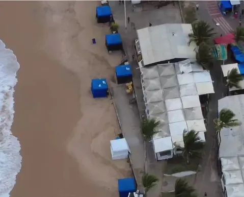 Mais de 200 porções de drogas são encontradas enterradas na areia da praia de Itapuã