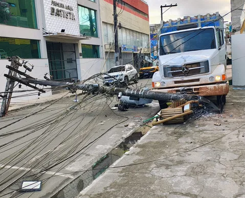 Mais de 350 mil clientes ficaram sem energia após acidentes com postes na Bahia